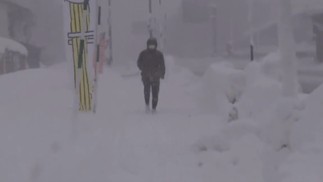 Ao menos 17 pessoas morreram em decorrência da tempestade de neve que assola o país desde 17 de dezembro — Foto: Reprodução/Twitter