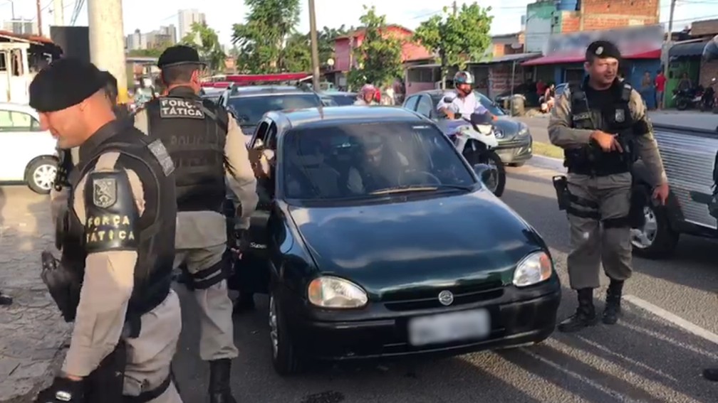 Carro onde os cinco homens estavam foi abordado pela polícia na Av. Tancredo Neves em João Pessoa (Foto: Walter Paparazzo/G1)