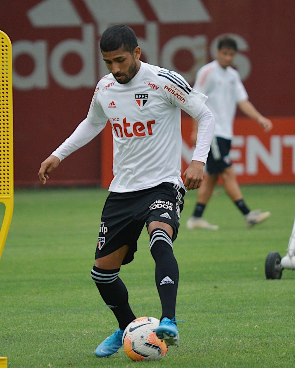 Rojas treina com bola no São Paulo — Foto: Erico Leonan / saopaulofc.net
