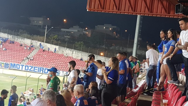 Torcida sem máscara em Sete Lagoas, no jogo do Cruzeiro