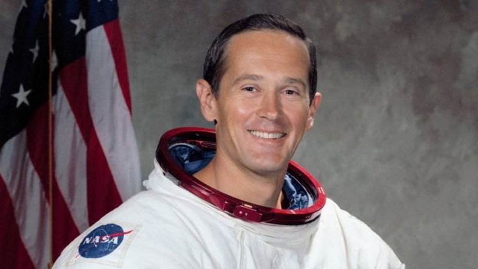 O astronauta Charles Duke foi a pessoa mais nova a pisar na Lua e sua voz ficou famosa ao narrar que estavam respirando de novo ap&oacute;s a Apollo 11 pousar (Foto: AFP)