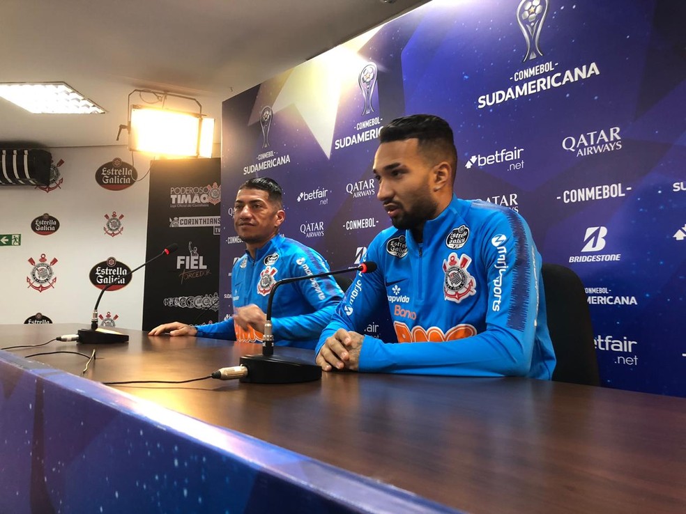 Clayson e Ralf são cobrados durante treino — Foto: Ana Canhedo