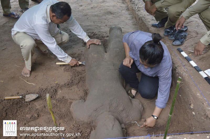 Pesquisadores escavam estátua encontrada em Camboja (Foto: Apsara Authority)