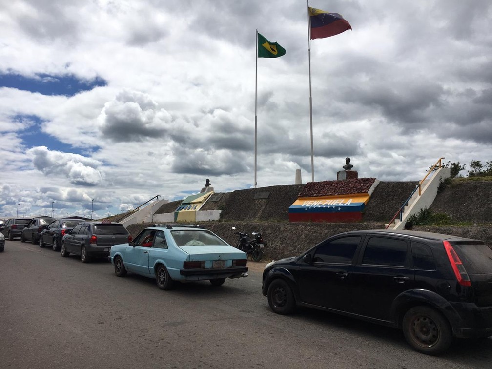 Carros atravessam linha de fronteira entre a Venezuela e o Brasil na cidade Pacaraima, ao Norte de Roraima â€” Foto: Emily Costa/G1 RR