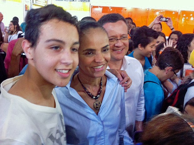 Marina Silva e Beto Albuquerque posam para foto com estudante na Bienal do Livro de São Paulo (Foto: Roney Domnigos / G1)