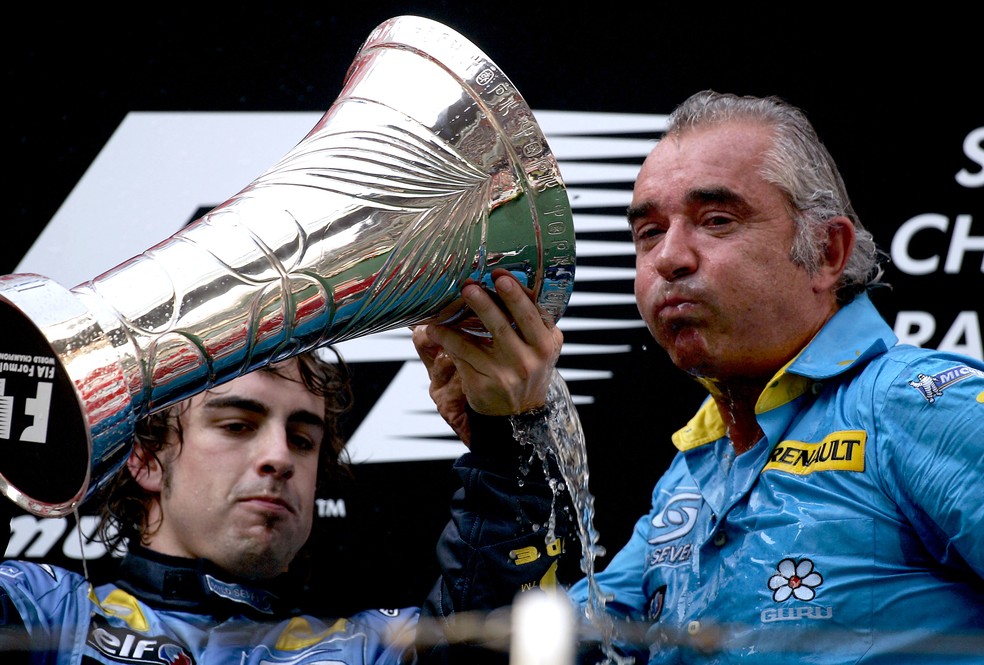 Alonso e Briatore comemoram vitória no GP da China de 2005 e o título de Construtores da Renault — Foto: Getty Images