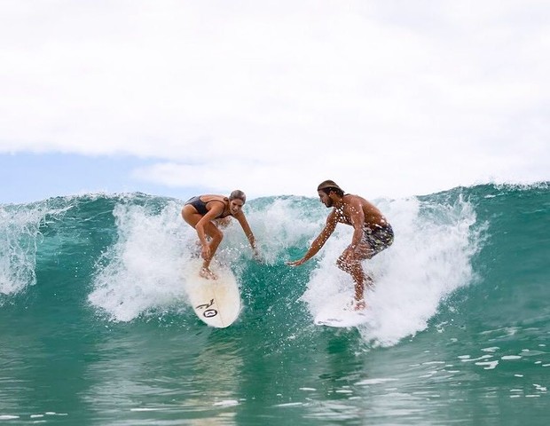 Isabella Santoni surfa com namorado (Foto: Fabio Minduim)