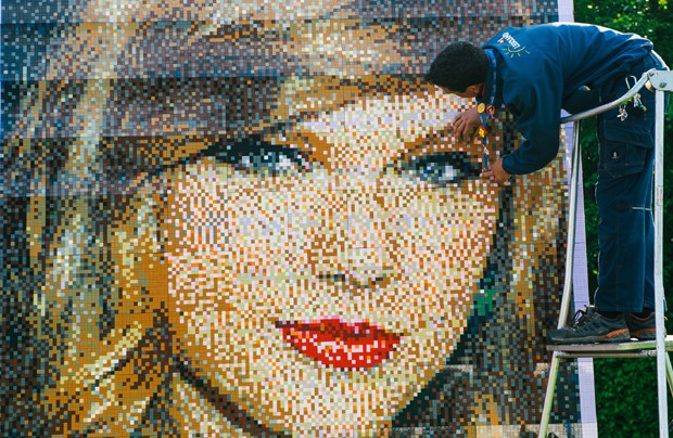 Mural de Taylor Swift feito de Lego (Foto: Getty Images)