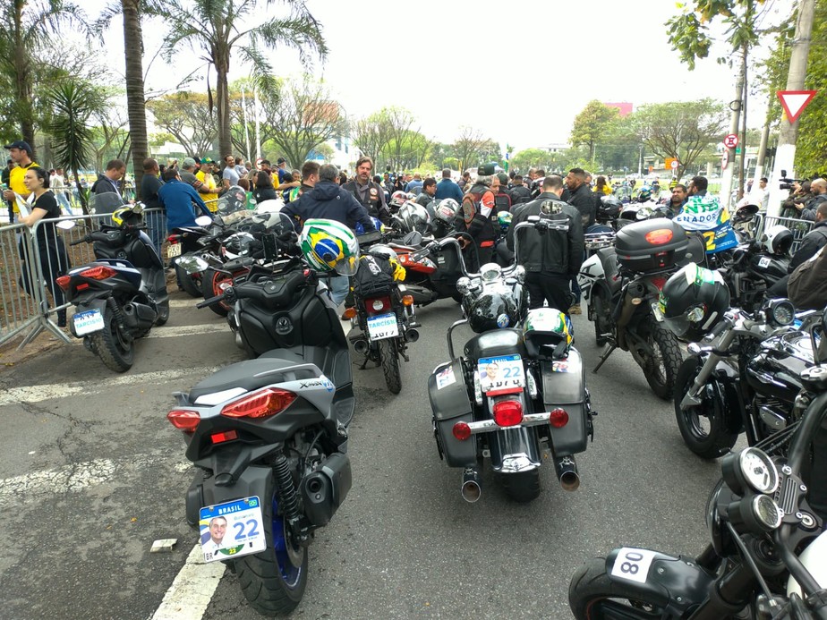 'Pelotão vip' de motociata de Bolsonaro em SP tapa placas de motos com adesivos eleitorais