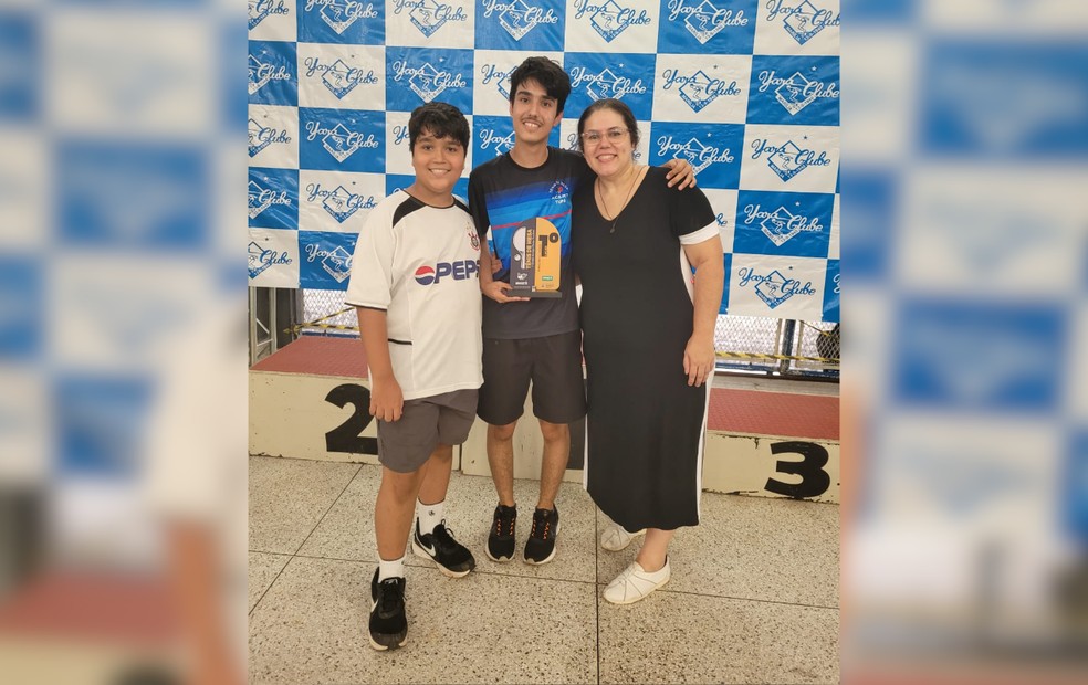 Moradores de Tupã, Rúbia dos Santos com os filhos, Davi e Miguel, todos diagnosticados com autismo  — Foto: Rúbia Julienne Maldonado dos Santos /Arquivo pessoal