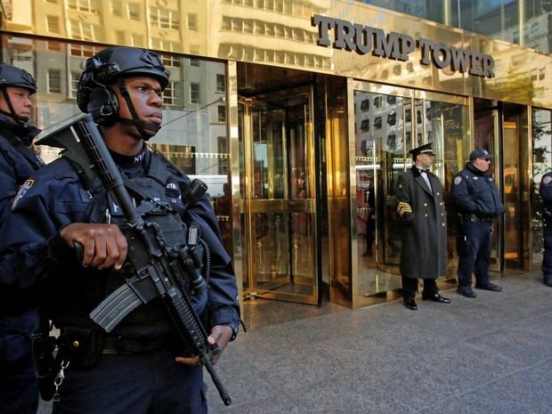 Policiais de equipe de combate ao terrorismo guardam a entrada da Torre Trump, onde mora o candidato republicano Donald Trump em Nova York, após as medidas de segurança serem reforçadas devido ao risco de atentado no dia da votação para presidente nos EUA (Foto: Andrew Kelly/Reuters)