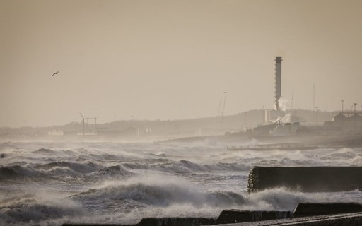 L’ouragan Eunice frappe une grue au-dessus d’un hôpital en Belgique