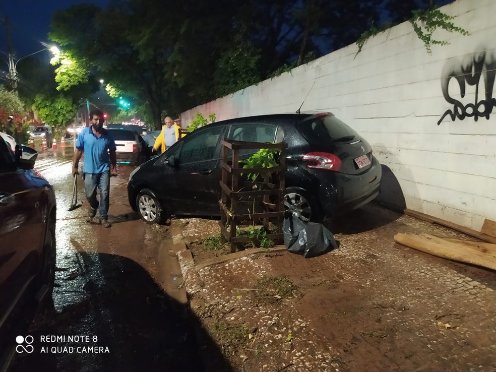 Carros foram arrastados pela força da água na Avenida Washington Luiz, em Presidente Prudente — Foto: Defesa Civil