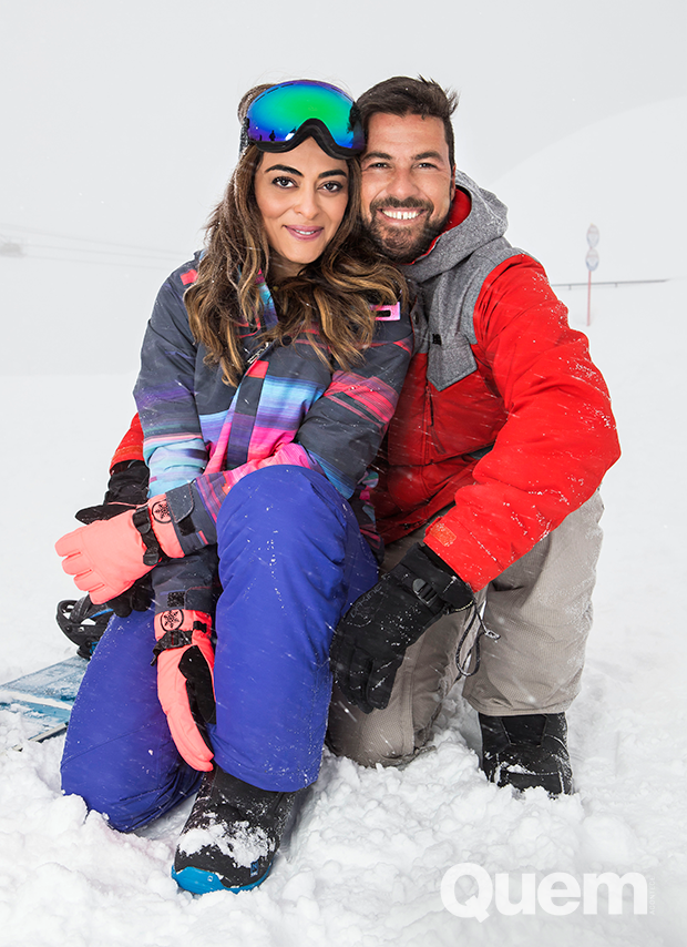 Juliana Paes e Carlos Eduardo Baptista posam juntos na neve (Foto: Nina Jacobi/ Flare Fotografia/ Ed.Globo)