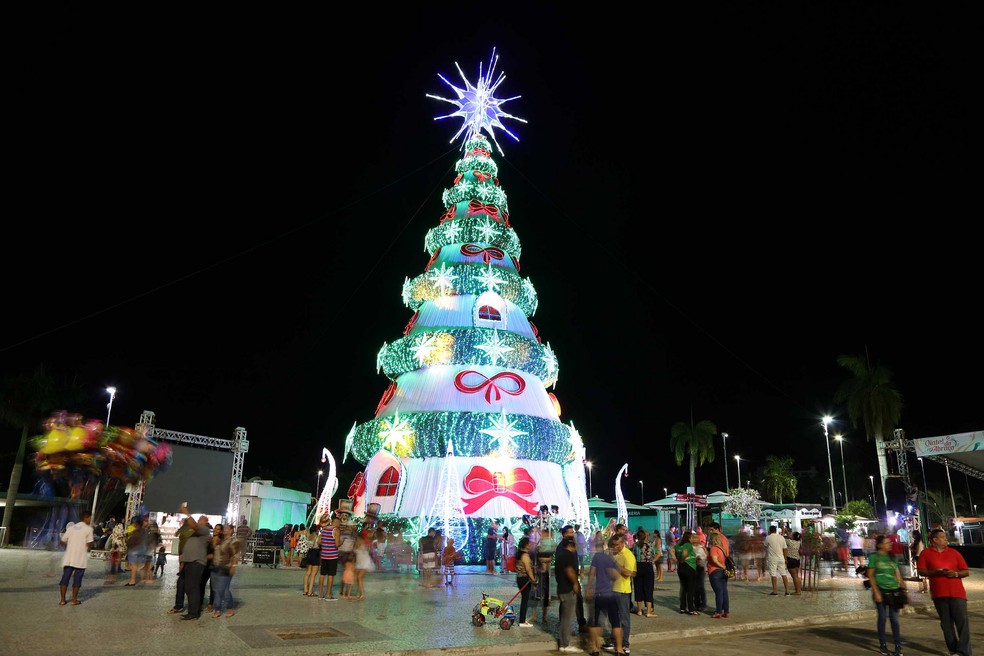 Árvore de natal de 30 metros é inaugurada na Ponta Negra e abre  festividades de fim de ano, em Manaus | Amazonas | G1
