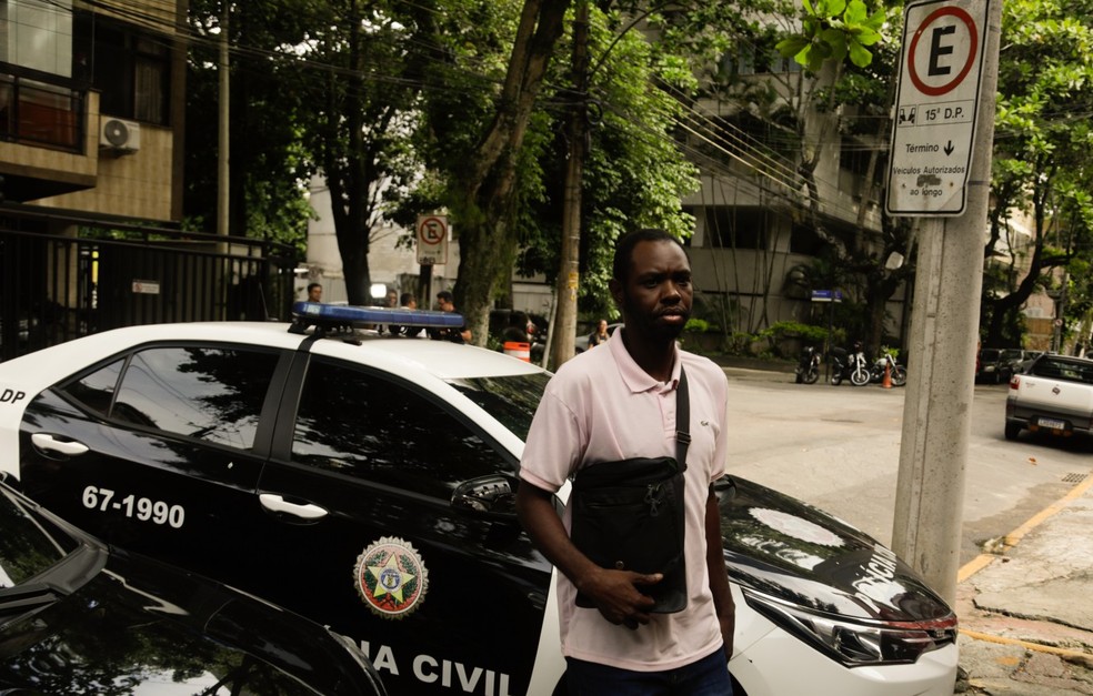 O entregador Max Angelo Alves dos Santos voltou à delegacia nesta quarta-feira — Foto: Gabriel de Paiva/Agência O Globo