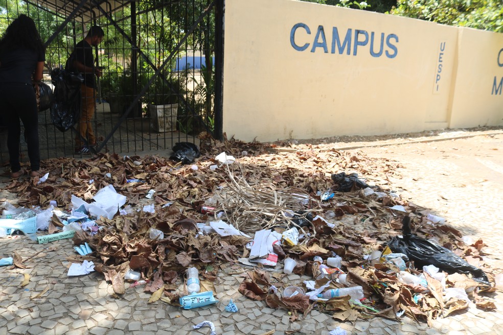 Alunos ocuparam campus da Uespi e deixaram lixo na porta da instituição, em protesto.  — Foto: Lucas Pessoa/G1