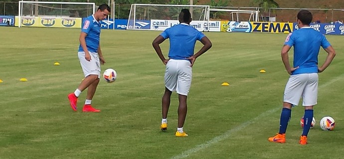 Perto de deixar o DM, Leandro Damião treina com bola na Toca da Raposa II