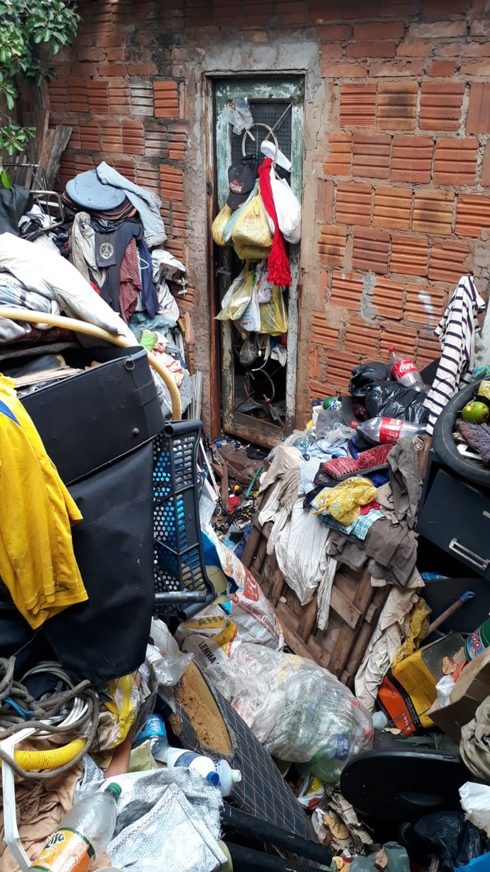 Fundos do imóvel de acumulador na Vila Piratininga, em Campo Grande — Foto: Polícia Civil/Divulgação