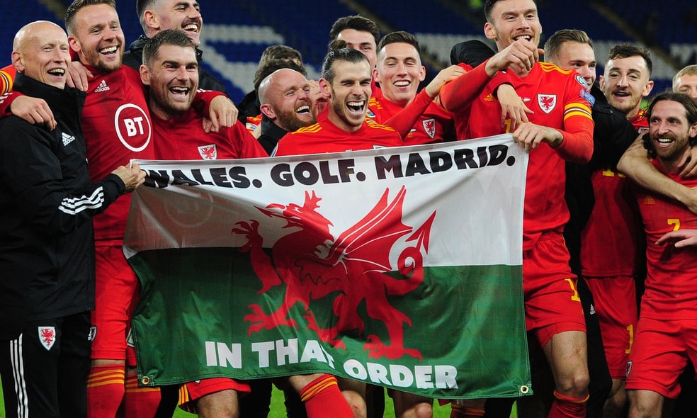 Bale comemora classificação de Gales com bandeira provocando o Real Madrid — Foto: Getty Images