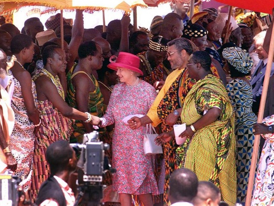 Rainha Elizabeth II cumprimenta população durante visita a Gana, acompanhada pelo então presidente do país, Jerry Rawlings