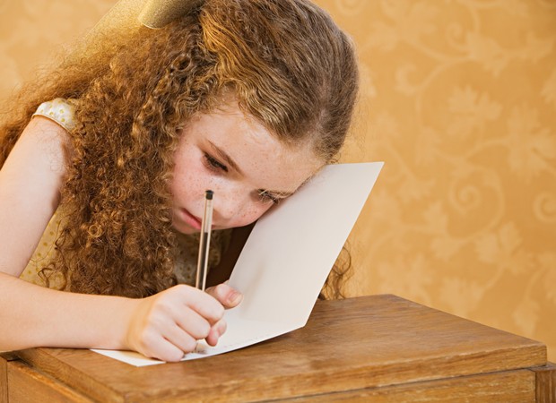 menina; escrita; escrevendo; à mão; caderno; aprendizado; escola; estudo (Foto: Thinkstock)