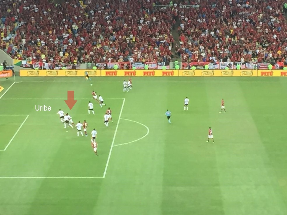 O detalhe do ataque do Flamengo &mdash; Foto: Raphael Zarko