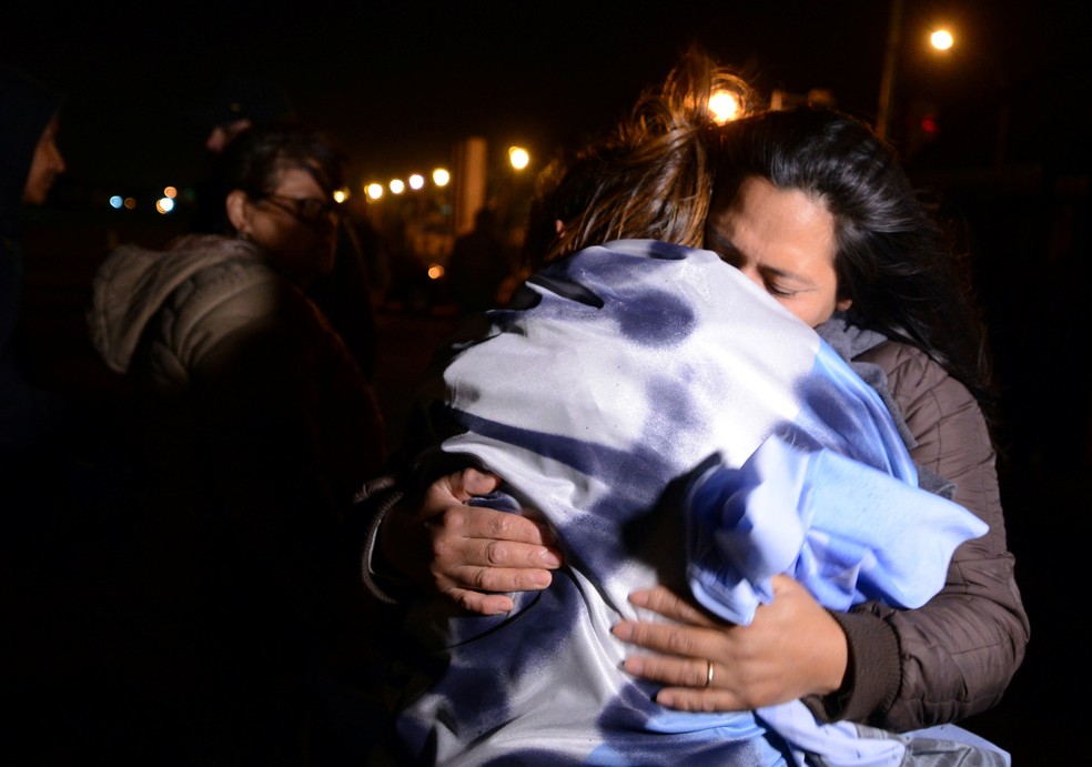 Na Base Naval Argentina, familiares de tripulantes do submarino ARA San Juan recebem a notícia de que embarcação foi encontrada — Foto: REUTERS/Marina Devo