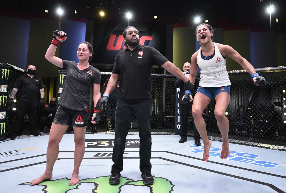 Cynthia Calvillo vibra com a vitória sobre Jessica Eye — Foto: Getty Images