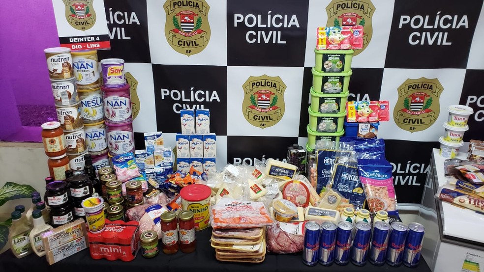Mulher levava filha menor de idade para ajudá-la a esconder produtos em supermercados e depois buscá-los quando já estavam vencidos para não pagar por mercadorias — Foto: Polícia Civil/ Divulgação