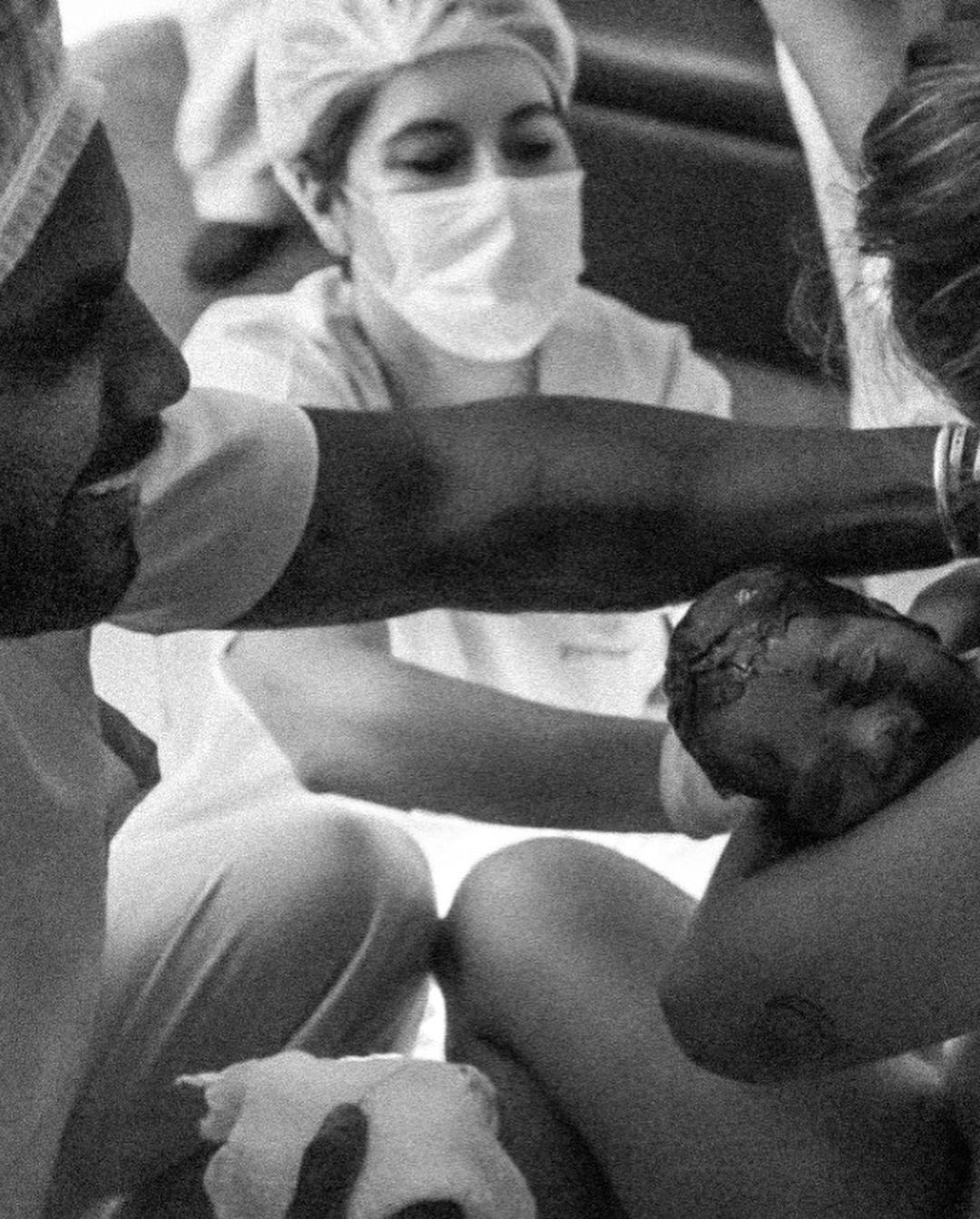 Rafael Zulu publica novas fotos do nascimento do filho e se declara para Aline Becker (Foto: Reprodução / Instagram)