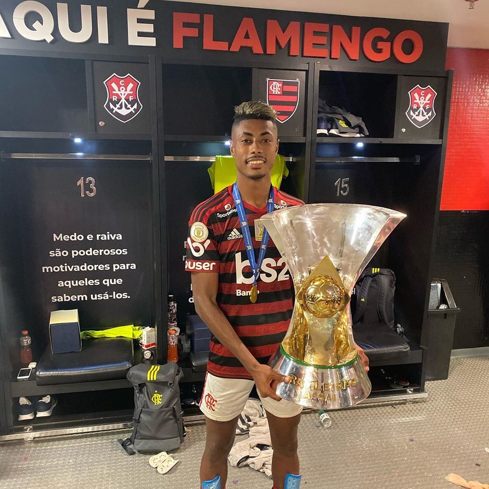 Atacante tira foto com o troféu do Brasileirão no vestiário após o jogo contra o Ceará — Foto: Arquivo Pessoal
