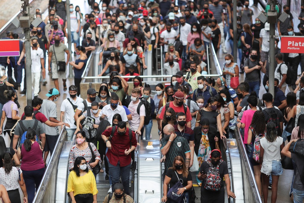 Pessoas circulam pela estação da Luz, em São Paulo, no dia 4 de março. Especialistas recomendam o uso das máscaras do tipo PFF2 em locais fechados, mal ventilados e com aglomerações – como o transporte público. — Foto: Amanda Perobelli/Reuters