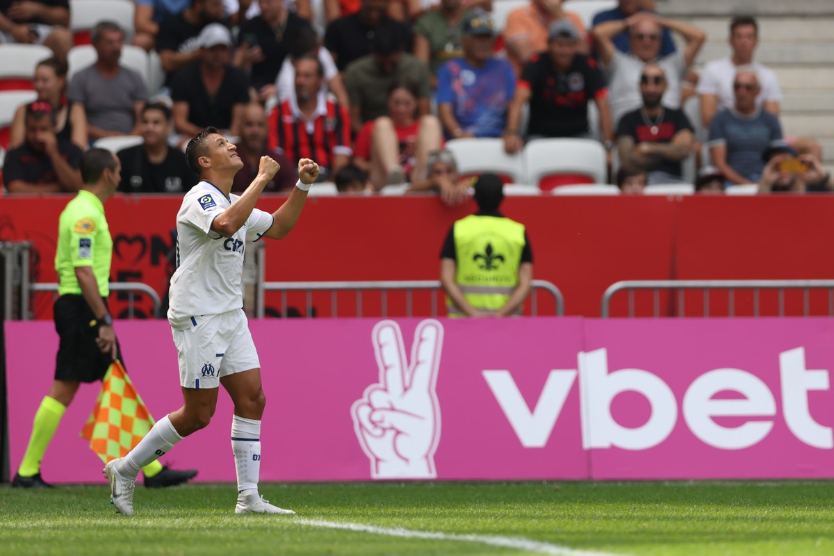 Alexis Sánchez marca os primeiros gols pelo Olympique, que vence o Nice sem Gerson futebol