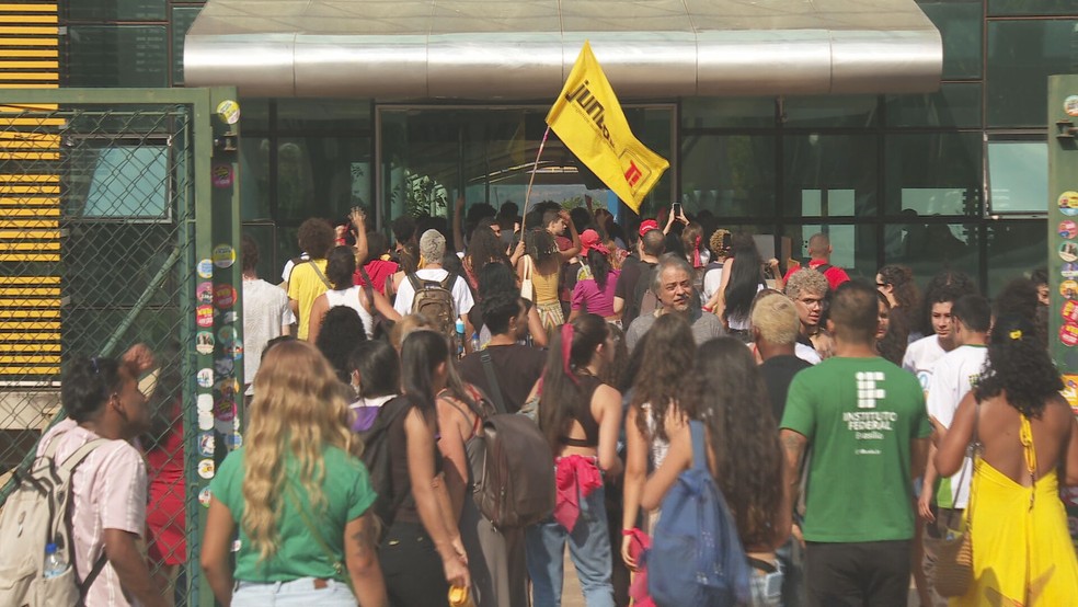 Estudantes do IFB protestam contra bloqueio de verbas feito pelo MEC — Foto: Reprodução/TV Globo