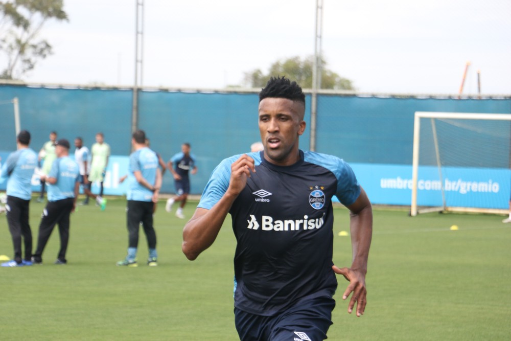 Léo Moura e Cortez fazem trabalho físico, e Grêmio deve ter seis desfalques contra o Palmeiras
