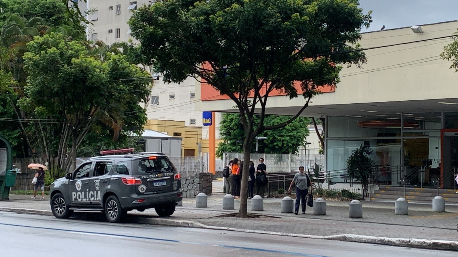 Polícia prende três suspeitos de participar de assalto a banco na Adhemar de Barros em São José