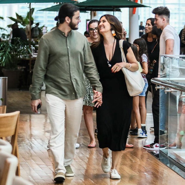 Fátima Bernardes e o namorado, o deputado Túlio Gadelha, passeiam em shopping carioca (Foto: Edson Aipim / AgNews)