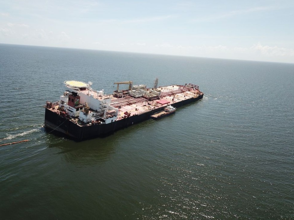 A estatal venezuelana de petróleo PDVSA planeja tirar parte do petróleo a bordo do Nabaruma e passar para outra embarcação — Foto: Divulgação/Fishermen and Friends of the Sea - FFOS