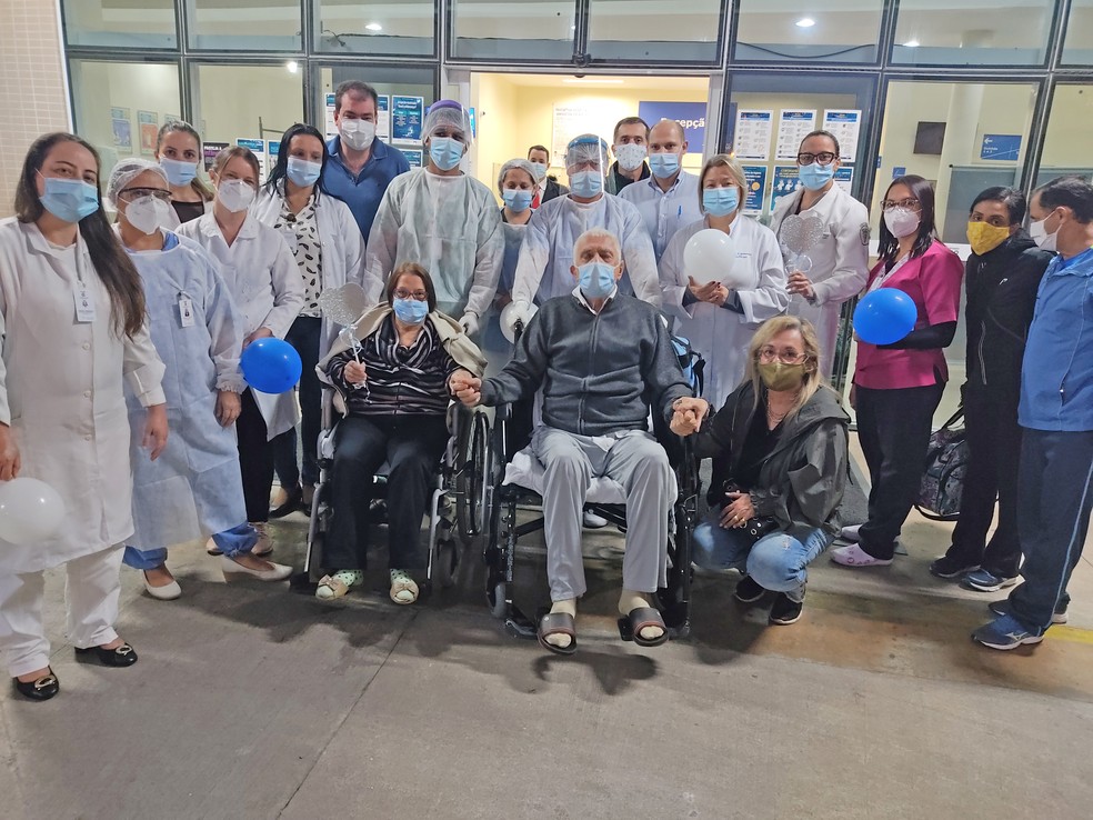 Casal de idosos com o novo coronav&iacute;rus recebe alta no mesmo dia no Hospital Regional de Itanha&eacute;m. &mdash; Foto: Divulga&ccedil;&atilde;o/Hospital Regional de Itanha&eacute;m