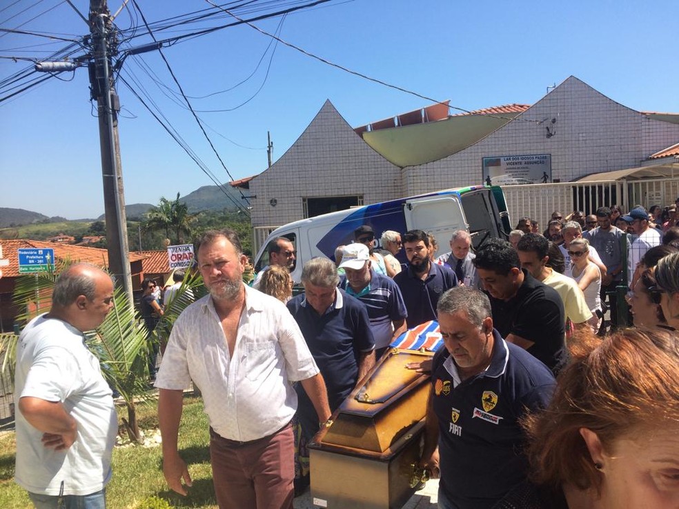 Caixão de atacante do Canto do Rio Futebol Clube, time de Brumadinho, que morreu na tragédia, foi coberto com a camisa do time no velório. — Foto: Tahiane Stochero/G1
