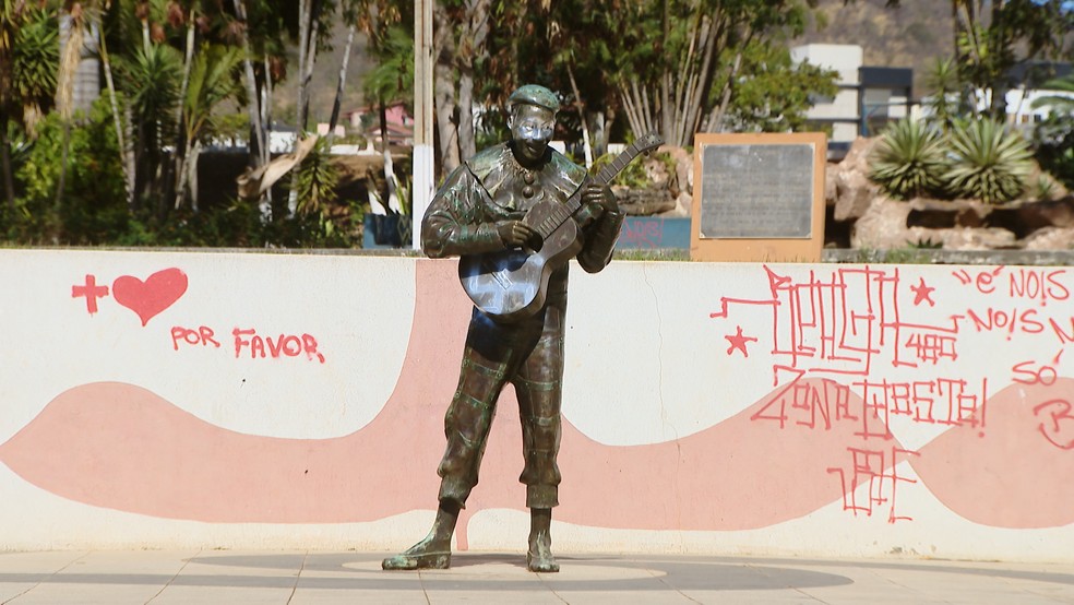 Estátua foi pichada no rosto, violão e nas costas (Foto: Tv Integração/Reprodução)