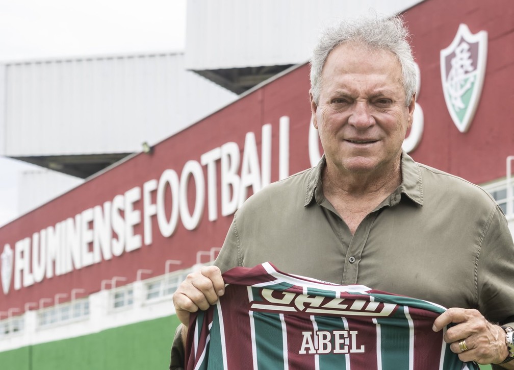 Segundo t�cnico com mais jogos pelo Fluminense, Abel Braga posa com camisa com n�mero de partidas � Foto: Divulga��o