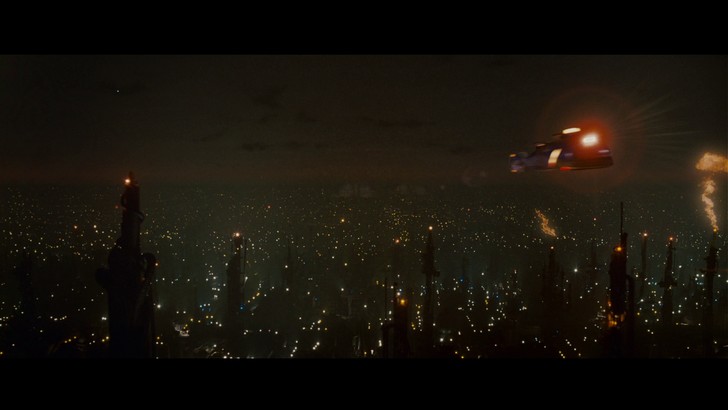 Em Blade Runner (1982), a cidade de Los Angeles está sempre escura, com chuva e frio (Foto: Reprodução)
