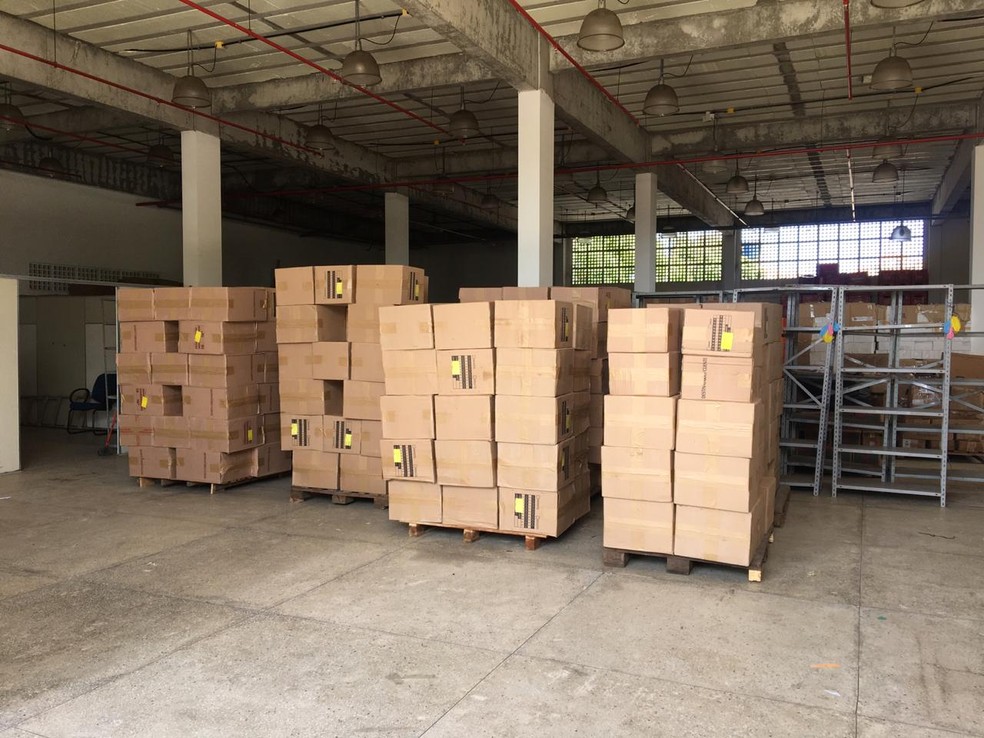Carga de t&ecirc;nis foi apreendida em nota fiscal na Grande Natal &mdash; Foto: Quezia Oliveira/Inter TV Cabugi