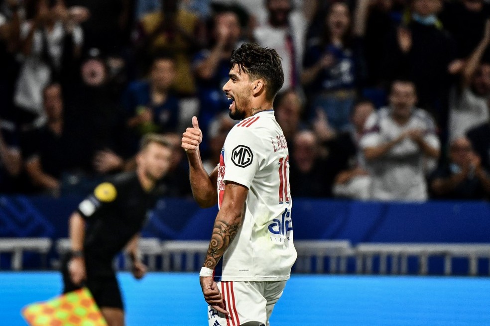 Lucas Paquetá comemora gol na vitória do Lyon sobre o Strasbourg — Foto: JEFF PACHOUD / AFP