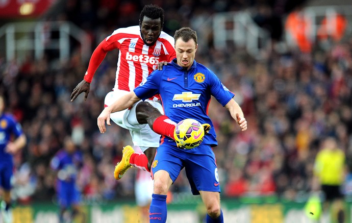 Jonny Evans jogo Stoke City e Manchester United (Foto: AP)