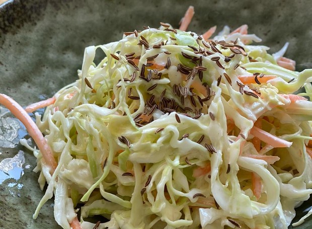 Salada coleslaw leva repolho e cenoura orgânicos (Foto: Divulgação)