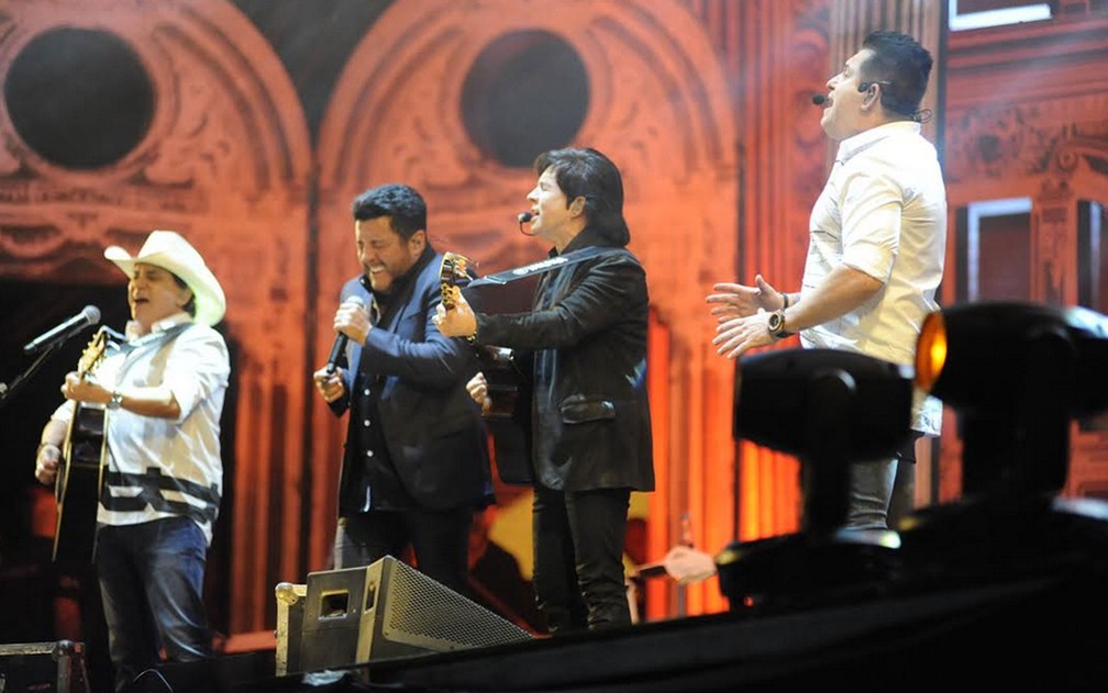 Duplas Chitãozinho e Xororó e Bruno e Marrone no palco de Americana (Foto: Júlio César Costa/G1)