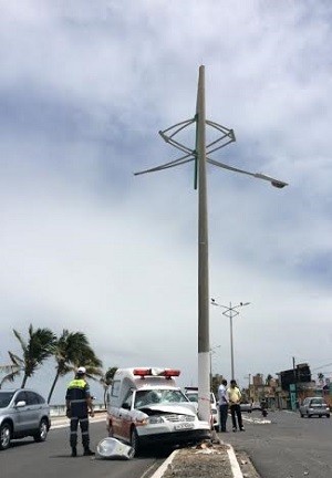 Impacto da colisão quebrou base que sustentava luminária do poste; objeto caiu sobre o parabrisa do veículo (Foto: João Vitor Corrêa/G1)